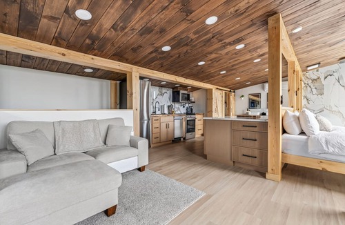 Stow House | Scandinavian-Modern Couples Retreat w/Sauna, Hot Tub & Cold Plunge