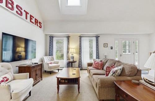 Southport House | Secluded Dog-Friendly Getaway w/Free WiFi, Private Washer/Dryer, Furnished Deck
