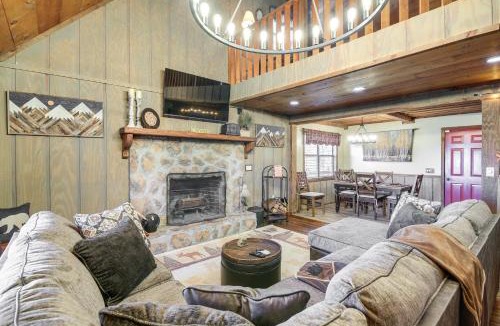 Sevierville House | Secluded Sevierville Cabin: Hot Tub & Mtn Views!