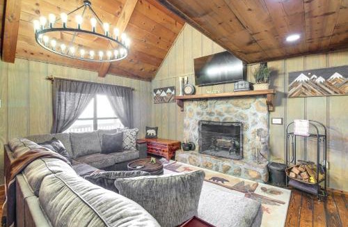 Sevierville House | Secluded Sevierville Cabin: Hot Tub & Mtn Views!