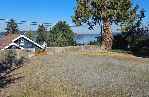Bryn Mawr-Skyway House | Serene 2-bedroom house in Seattle perfect for a relaxing getaway near Seatac