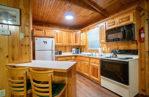 Sautee Nacoochee Cabin | Settin' on the Creek - 10% OFF or 3rd Night Free - Ask for details!