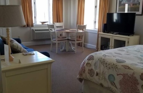 Edgecomb Apartment | Sheepscot Harbour Studio #215
