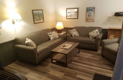 Killington House | ☆ SKI ON & OFF! ☆ Spruce Glen D on Great Eastern Trail w/AC, Fireplace, Sauna