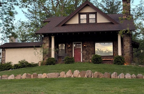 Vauxhall House | Sleeps 10+ Beautiful stone house on 2 acres near MetLife Stadium and NYC