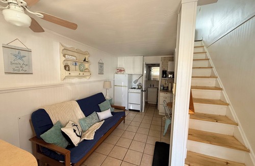 Ocean Park Apartment | SLEEPS 5 WITH FULL KITCHEN & STEPS TO THE BEACH!