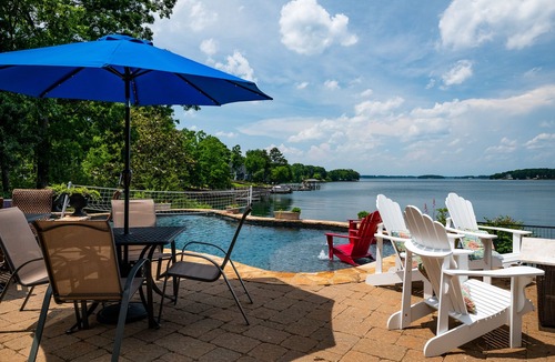 Huntersville House | Southern Charm! LAKE NORMAN- Waterfront, PRIVATE Pool & New Dock