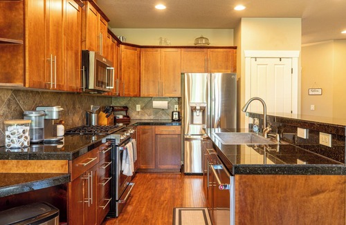 Starcrest House | Spacious 3-bedroom house in Tranquil area with hotub, large deck, and gym