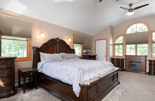 Ocean Park House | SPACIOUS 4 BD | SLEEPS 10 | HOT TUB | OUTSIDE AREA