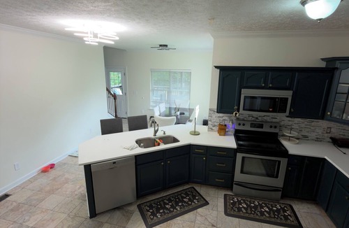 Hermitage House | Spacious 4-bedroom+Den. 12 min from Airport 20 min fromDowntown