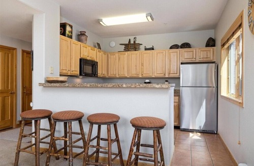 Mountain House Condo | Spacious 4BR Gateway Lodge near MTN House Base w/indoor pool, hot tub & views!