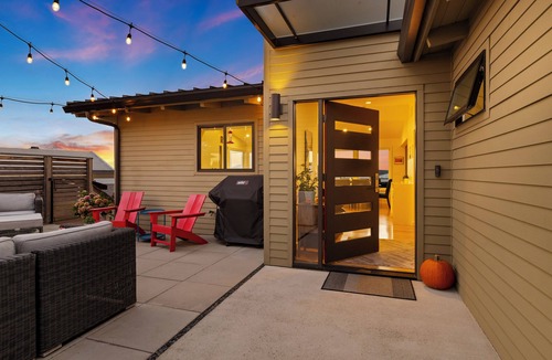 Fauntleroy House | Spacious 5 bedroom home with one of West Seattle's most breathtaking views