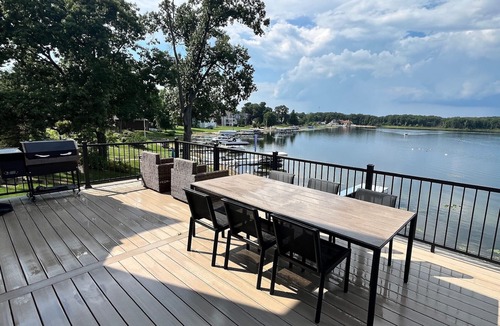 Kendall House | Spacious 6-bedroom house on Eagle Lake in Mattawan MI