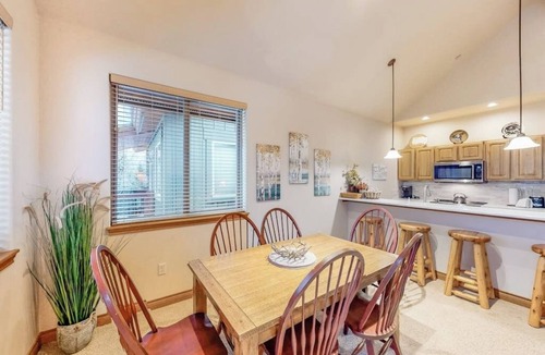 Willow Grove Condo | Spacious Condo on Blue River w/Shared Hot Tub, Water-View Balcony - Near Skiing