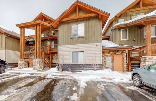 Willow Grove Condo | Spacious Condo on Blue River w/Shared Hot Tub, Water-View Balcony - Near Skiing