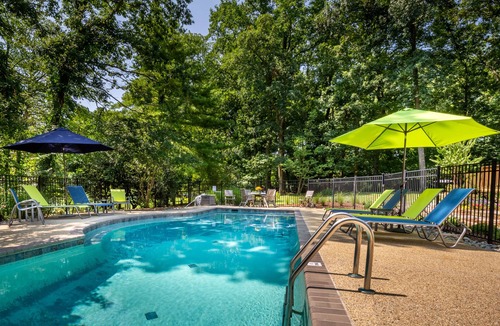 Annapolis House | Spacious home with an outdoor pool, screened porch, washer/dryer & central AC
