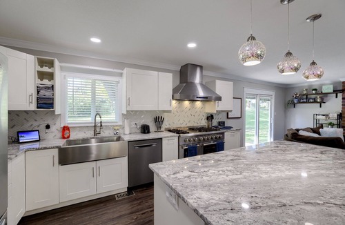 Independence House | Spacious home with King bed - mins to Stadiums