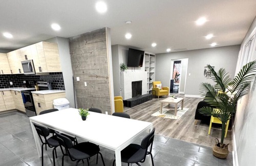 Jamestown Apartment | Spacious Jamestown 3BR | Near Furniture Market