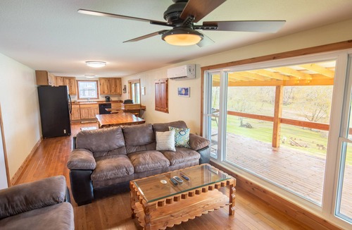 Cadiz House | Spacious Lake Barkley Retreat, 7 Queen Beds, Peaceful Cul-de-Sac , Dock Access