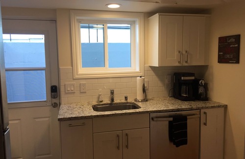 Bryant Apartment | Spacious & Modern 1 Bedroom Bryant Retreat Near UW