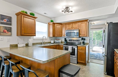 Wayne House | Spacious Pet Friendly 5-bedroom house in charming Indianapolis with WiFi, AC