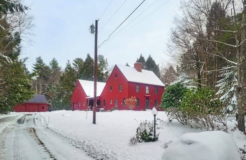 Freeport House | Spacious retreat with peaceful seclusion, Wifi, Patio & BBQ Grill