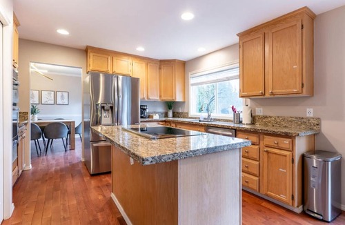 Inglewood-Finn Hill House | Spacious & Serene 6-Br Family Retreat in Kirkland