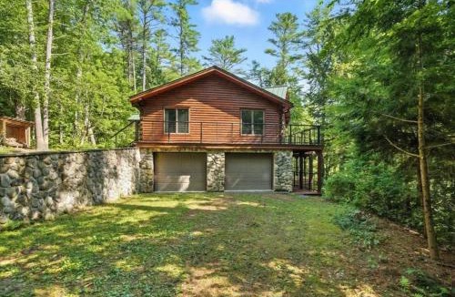 Wayne House | Spacious Waterfront Log Home on Huge Lake in Private Cove: Host Weddings
