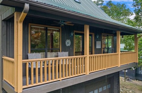 Mentone Cabin | Spectacular Mountain Top cabin Amazing Views Large Balcony With Low Rates