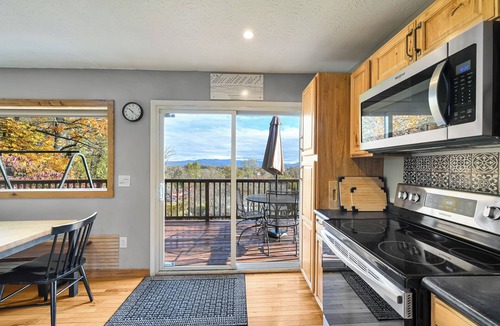 Skyland House | Spectacular Views! Hot Tub-10 mins from Dwntwn Asheville-Huge Fenced Yard!