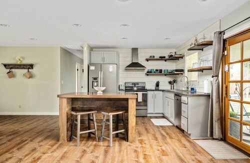 Hillsboro House | Splendid Location, Single Level, Pet Friendly, Huge Fenced Yard, BBQ, Games, Next to School Fields