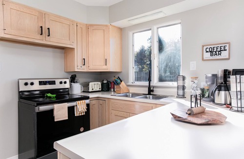South Bend House | Spring Special! Perfect Group Stay: 11 Beds, Easy Parking, Huge Yard for Play