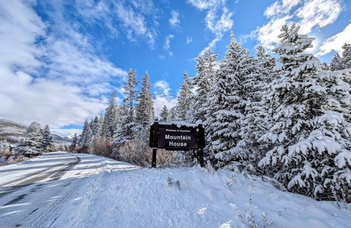 Mountain House Condo | Studio, Summer Getaway | Walk to Events