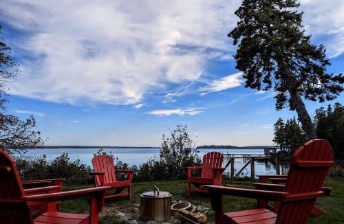 Gouldsboro House | Stunning Oceanfront Ranch Cottage with Private Beach & Fire Pit Near Acadia National Park, Gouldsboro Maine