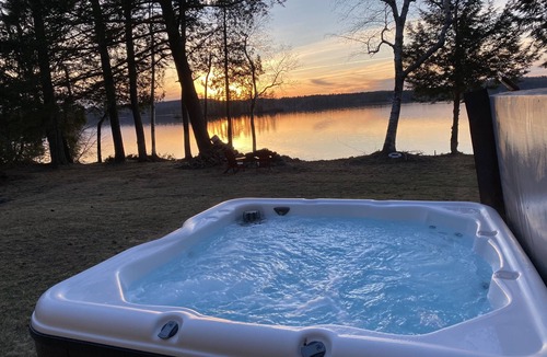 Manchester House | Stunning Private Lakehouse with Dock and outdoor Hot Tub