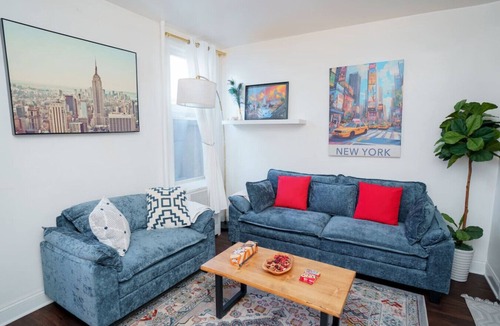 The Heights House | Stylish & Bright Stay with Free Parking – 15 Min to NYC