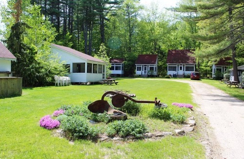 North Sebago Cottage | Sunset Cottage-Private Beach-Pets Welcome - Round Table Lodge, Sebago, Maine