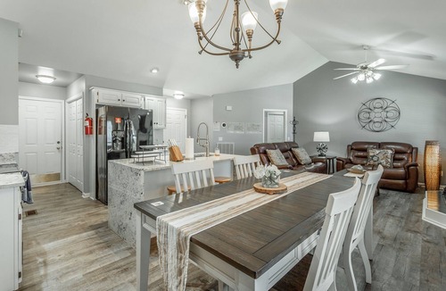 East Brainerd House | SunsetView Blvd - For Family & Friends Gatherings
