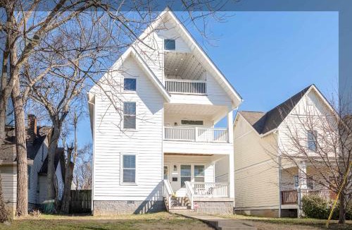 Cleveland Park House | The Brightside Retreat - East Nash Balcony Views