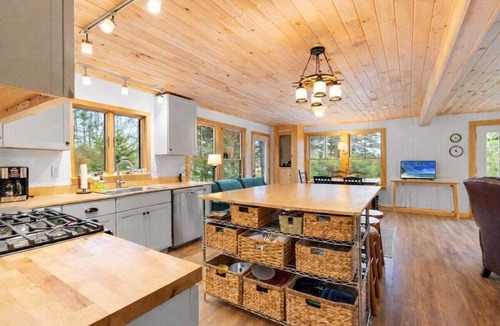 Spruce Head House | The Tide House, Cozy Waterfront Cottage + Bunkhous