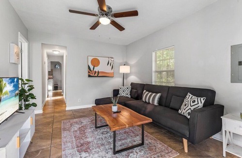 Avondale House | This house is a 2 bedroom(s), 1 bathrooms, located in Jacksonville, FL.