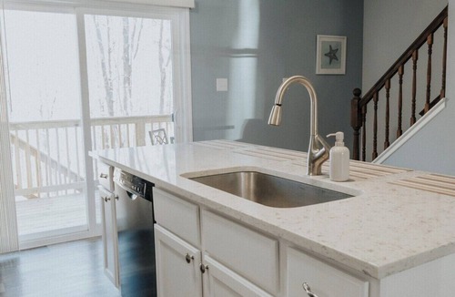 Ellsworth Apartment | Tide Watch - Downtown Ellsworth Apartment!
