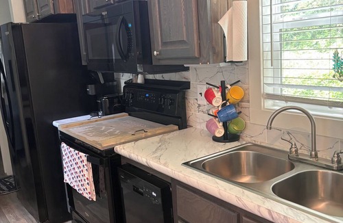 Gruene Cottage | TINY HOME Close to downtown New Braunfels, Gruene and Schlitterbahn Waterpark.