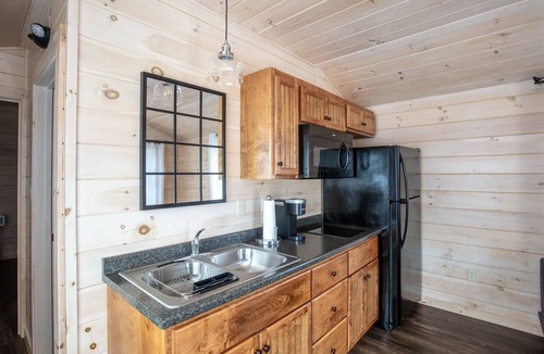 North Sebago Cabin | TITMOUSE - RESORT WITH 12 PROPERTIES. NATURAL POND FOR SWIMMING.