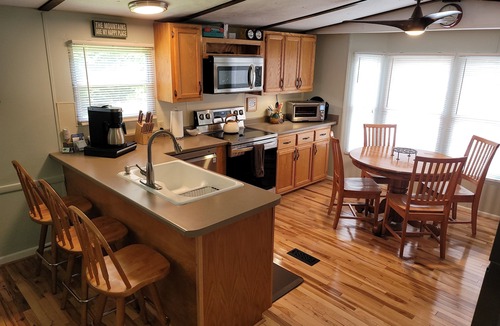 Skyland House | Topsy's Trailer, Private, FAST WiFi, Small Dog Ok, HOT TUB, Close to AVL/Hendo