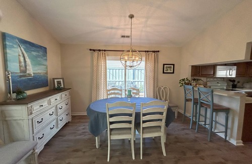 Wilmington House | Tranquility awaits, close to Wrightsville beach & downtown Riverwalk!