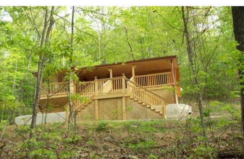 Hendersonville House | Treetops Cabin-Peaceful 1BR 20-Acre Rural Retreat-HotTub-WiFi-Near Asheville