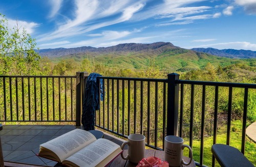 Pittman Center Ski Chalet | Unobstructed Smoky Mtn Views + Fire Pit + Hot Tub