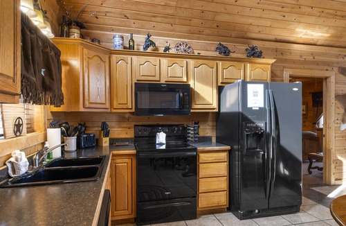 Branson Cedars Cabin | Upscale Log Cabin Over 2400 Sq Ft- Game Table-Free Tickets-Hot Tub-Car Charger-Near Thunder Ridge