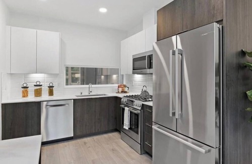 Haller Lake House | ⚽️Vacation Ready, Marvelous 2.5-bedroom TH close to LightRail. Entire Space ⚽️
